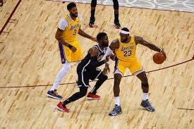 雷迪克:肯纳德必须自己持球推进 他执行很到位